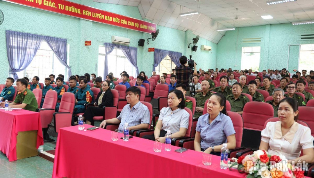 Các đại biểu tham dự lễ ra quân.