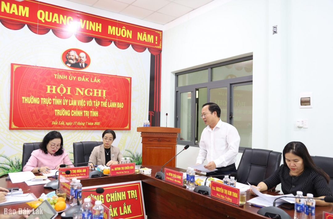 Đồng chí Huỳnh Chiến Thắng, Tỉnh ủy viên, Hiệu trưởng Trường Chính trị tỉnh báo cáo một số thông tin.