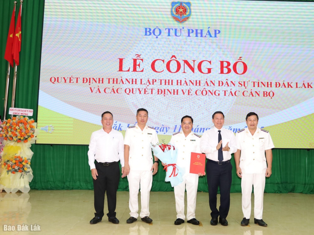 Ban lãnh đạo Thi hành án dân sự tỉnh Đắk Lắk nhận Quyết định và hoa chúc mừng.