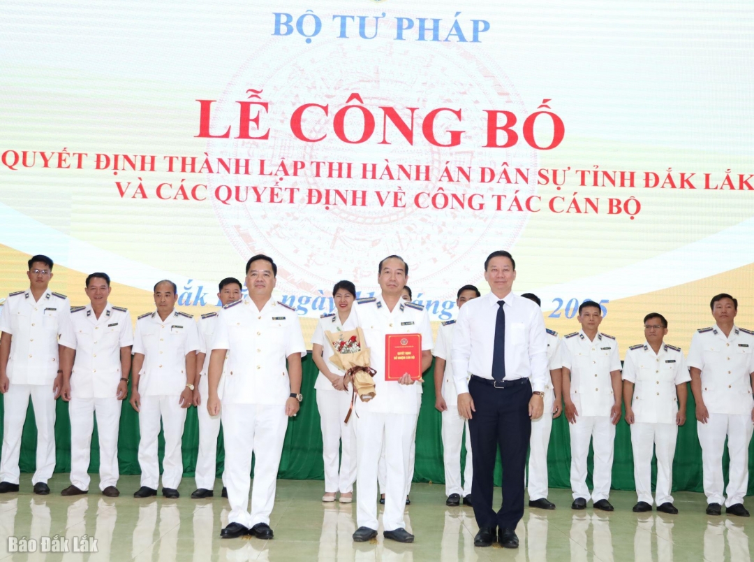Trao Quyết định Trưởng Phòng.