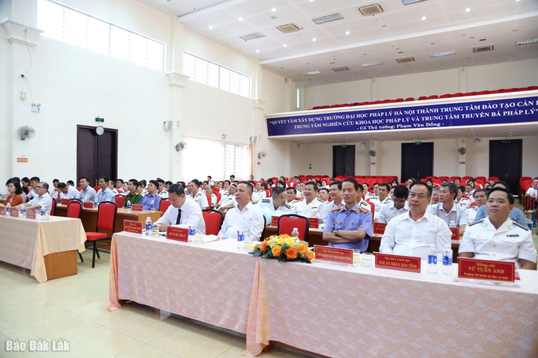 Các đại biểu tham dự buổi lễ.