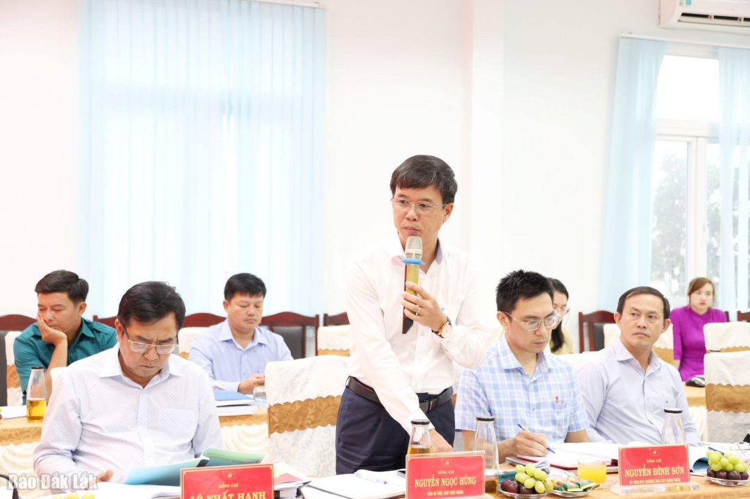 Phó Bí thư, Chủ tịch UBND phường Buôn Hồ đề xuất một số kiến nghị với đoàn công tác.