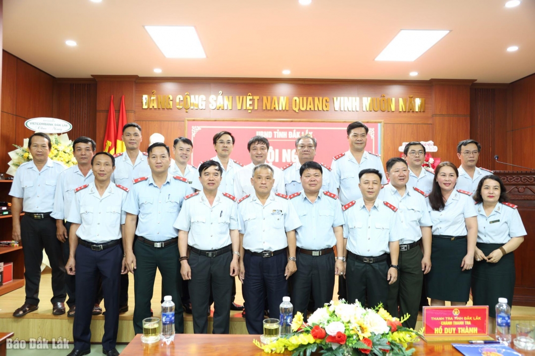 Lãnh đạo các phòng nghiệp vụ chụp ảnh lưu niệm cùng tân Chánh Thanh tra tỉnh.