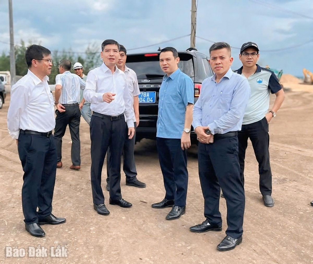 Chủ tịch UBND tỉnh Tạ Anh Tuấn yêu cầu địa phương hoàn thành giải phóng mặt bằng trong tháng 9.