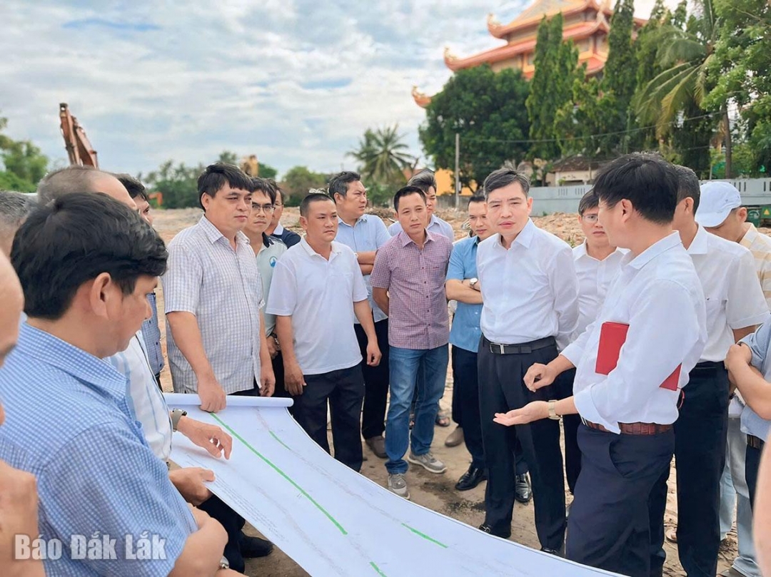 Phó Bí thư Tỉnh ủy, Chủ tịch UBND tỉnh Tạ Anh Tuấn nghe các đơn vị báo cáo về tình hình thực hiện công trình.