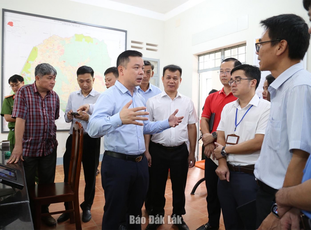 Phó Bí thư Tỉnh ủy Đỗ Hữu Huy thị sát Trung tâm Phục vụ hành chính công xã Ea Súp