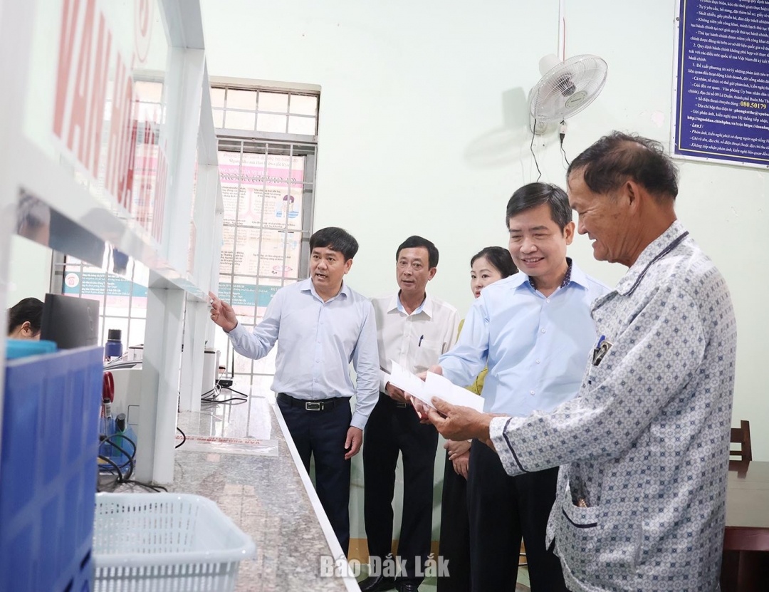 Đoàn công tác của tỉnh thăm trung tâm Phục vụ hành chính công xã Ea Bung