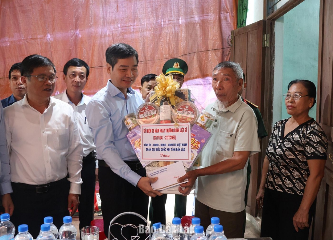 Đoàn công tác của tỉnh tặng quà người có công tại xã Ea Bung