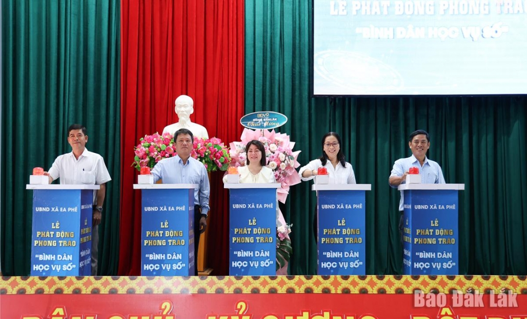 2.	Lãnh đạo xã Ea Phê đã nhấn nút khởi động phong trào “Bình dân học vụ số”.