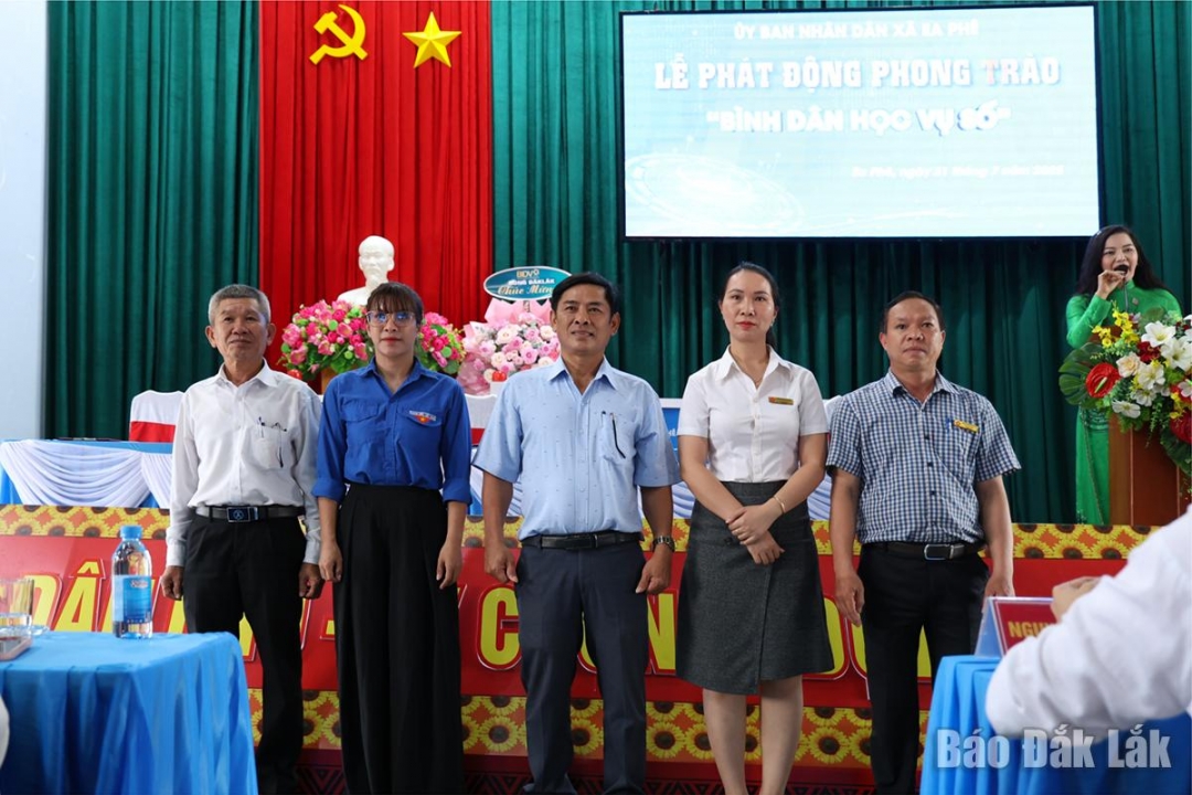 Tổ ứng cứu công nghệ và cghiệp vụ hỗ trợ giải quyết thủ tục hành chính tại xã Ea Phê ra mắt tại lễ phát động.