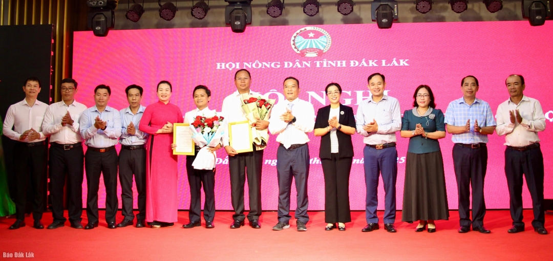 Phó Bí thư Tỉnh ủy Huỳnh Thị Chiến Hòa và Chủ tịch Ủy ban MTTQ Việt Nam tỉnh Y Giang Gry Niê Knơng trao quyết định cho Ban Chấp hành, Ban Thường vụ Hội Nông dân tỉnh nhiệm kỳ 2023 - 2028. 