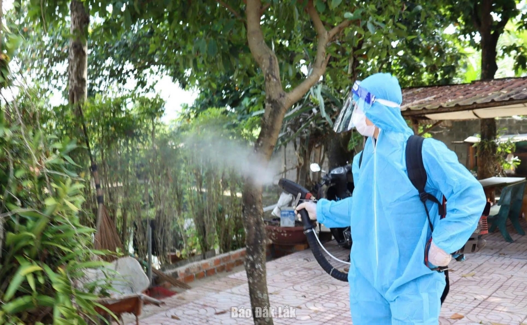 Phun hóa chất diệt muỗi gây bệnh SXH trong khu vực dân cư.