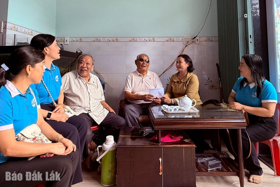 Đoàn đến thăm, tặng quà thương binh Đoàn Công Khanh (phường Tuy Hòa)