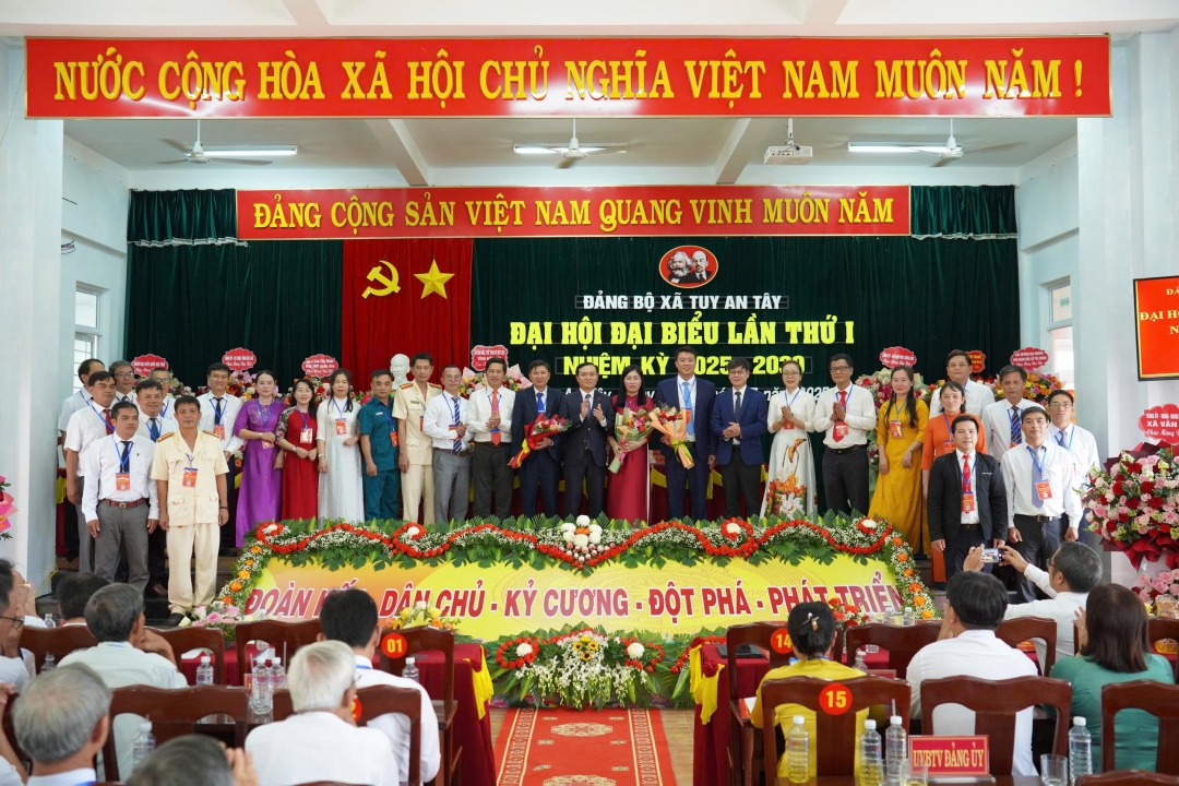 Đồng chí Bùi Thanh Toàn tặng hoa chúc mừng Ban chấp hành Đảng bộ xã Tuy An Tây