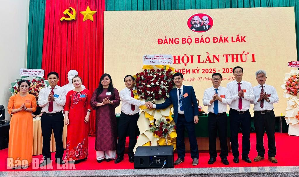 Phó Bí thư Đảng ủy Các cơ quan Đảng tỉnh Bun Thó Lào tặng hoa chcus mừng Đại hội