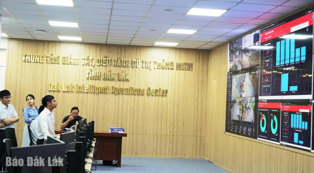 Cán bộ làm việc tại Trung tâm giám sát, điều hành đô thị thông minh tỉnh. (Ảnh minh họa)
