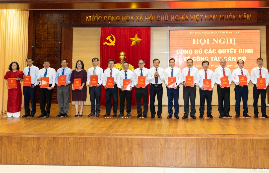 Phó Chủ tịch UBND tỉnh Đào Mỹ trao các quyết định bổ nhiệm. Ảnh: Nguyễn Gia