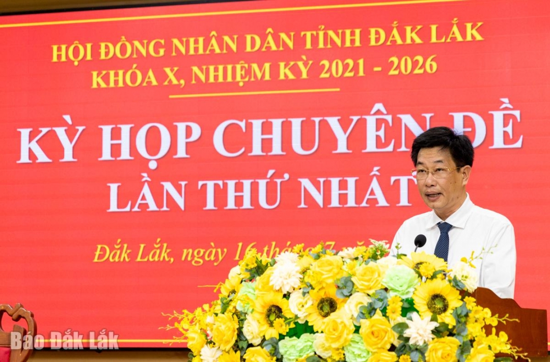Giám đốc Sở Tài chính Trần Văn Tân báo cáo thuyết trình chỉ tiêu, kế hoạch phát triển kinh tế - xã hội, đảm bảo an ninh quốc phòng của tỉnh Đắk Lắk 6 tháng cuối năm 2025. Ảnh: Nguyễn Gia