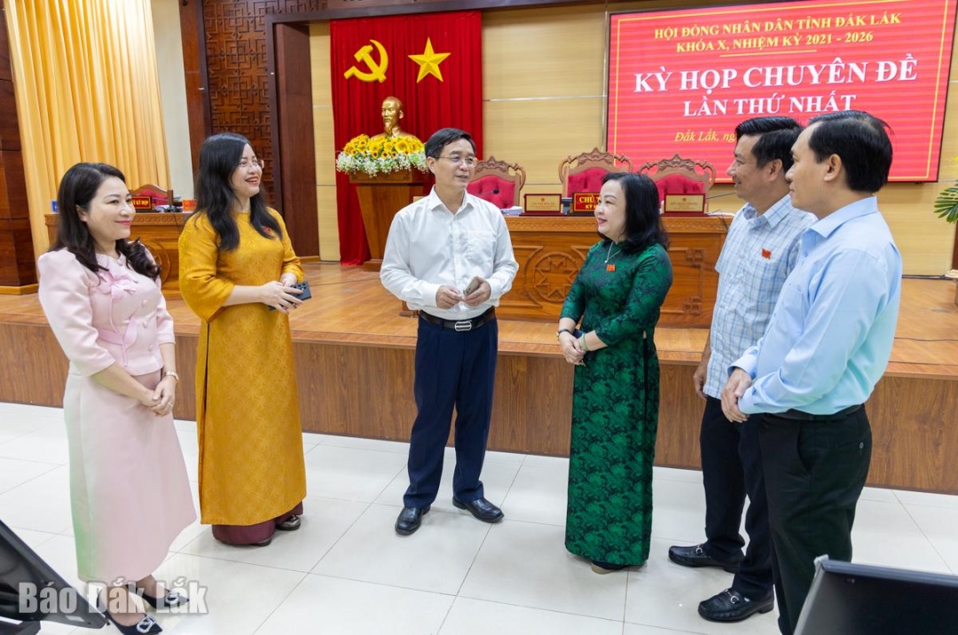 Ủy viên Ban Chấp hành Trung ương Đảng, Bí thư Tỉnh ủy Nguyễn Đình Trung; Phó Bí thư Thường trực Tỉnh ủy, Chủ tịch HĐND tỉnh Cao Thị Hòa An (đứng giữa) cùng các đồng chí lãnh đạo trao đổi bên lề kỳ họp. Ảnh: Nguyễn Gia