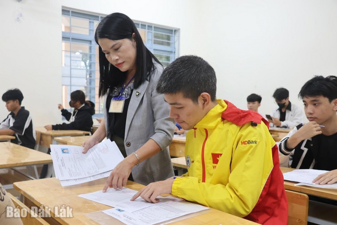 Thí sinh tham dự Kỳ thi tốt nghiệp THPT năm 2025 tại Trường THPT Hồng Đức, phường Buôn Ma Thuột.