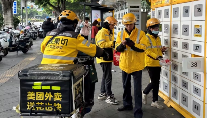 Nhân viên giao hàng của Meituan tấp nập quanh khu vực văn phòng tại Quảng Châu. Ảnh: asia.nikkei.com
