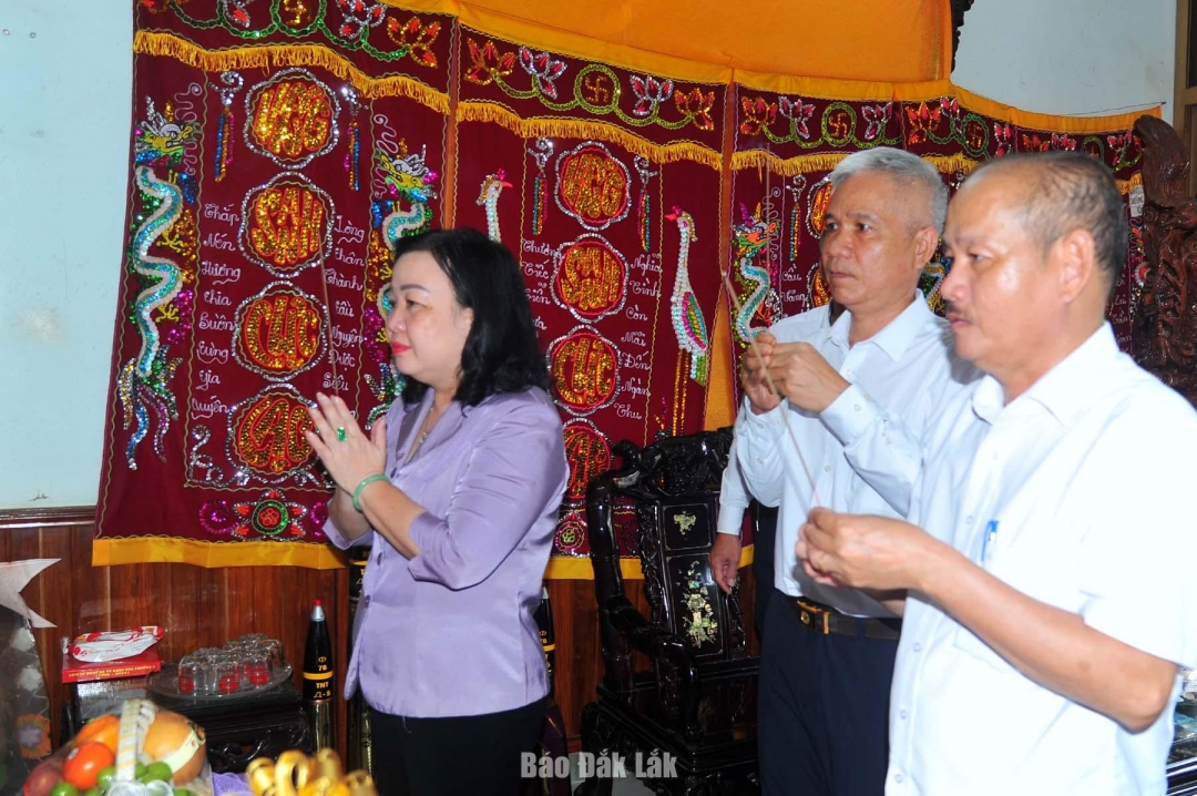 Phó Bí thư Thường trực Tỉnh ủy Cao Thị Hòa An cùng đoàn công tác thắp hương tưởng niệm Anh hùng LLVT Nhân dân Đặng Phi Thưởng.