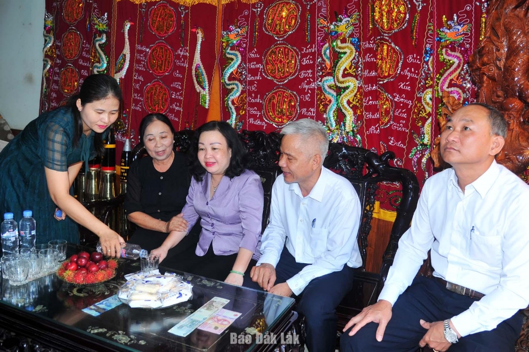 Phó Bí thư Thường trực Tỉnh ủy Cao Thị Hòa An cùng đoàn công tác thăm hỏi người thân Anh hùng LLVT Nhân dân Đặng Phi Thưởng. 