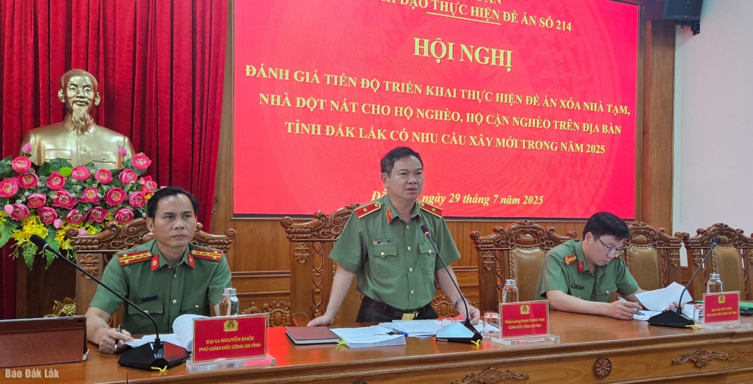 Thiếu tướng Phan Thanh Tám, Giám đốc Công an tỉnh phát biểu tại hội nghị.