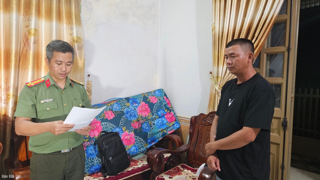 Cán bộ Công an đọc lệnh khám xét nhà đối tượng Hứa Ngọc Thịnh.