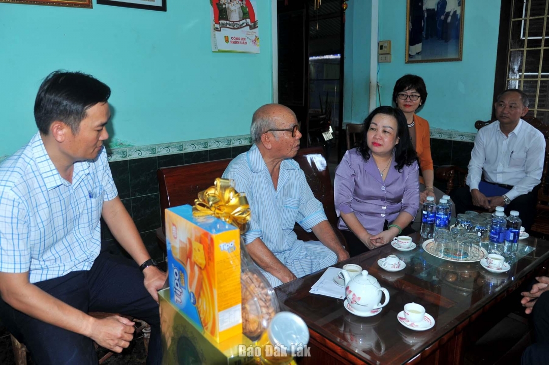 Phó Bí thư Thường trực Tỉnh ủy Cao Thị Hòa An cùng đoàn công tác thăm hỏi thương binh Hoàng Tự Điển.
