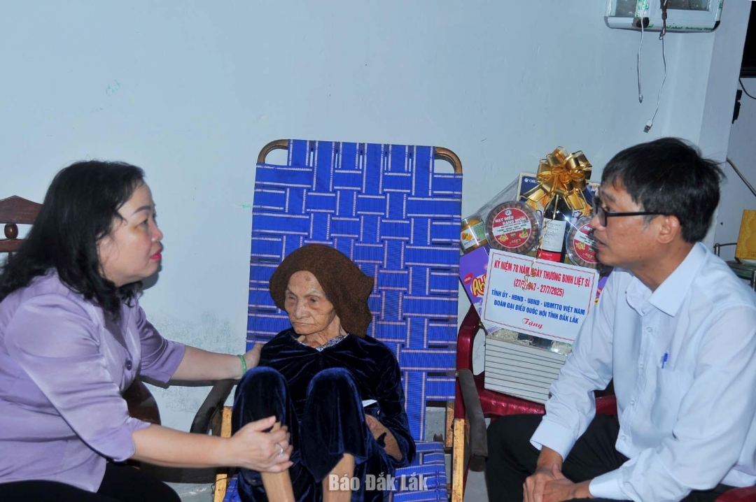 Phó Bí thư Thường trực Tỉnh ủy Cao Thị Hòa An cùng đoàn công tác thăm hỏi, tặng quà Mẹ Việt Nam anh hùng Lương Thị Phương