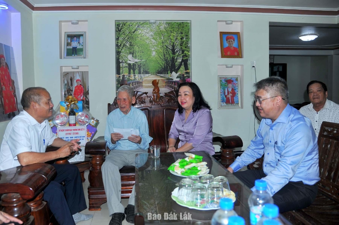 Phó Bí thư Thường trực Tỉnh ủy Cao Thị Hòa An cùng đoàn công tác thăm hỏi, tặng quà cụ Nguyễn Kiềng là cán bộ tiền khởi nghĩa. 