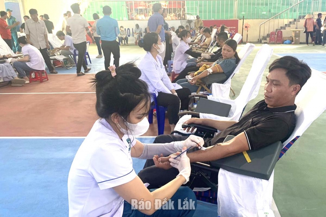 Cán bộ, công chức, thanh niên và người dân các phường Sông Cầu, Xuân Đài và các xã Xuân Thọ, Xuân Cảnh, Xuân Lộc tham gia hiến máu. Ảnh: CTV