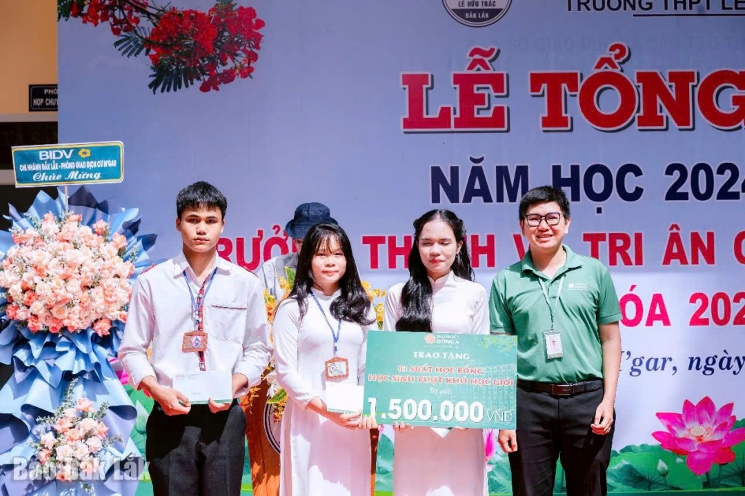 Nguyễn Thị Thanh Huyền nhận học bổng 