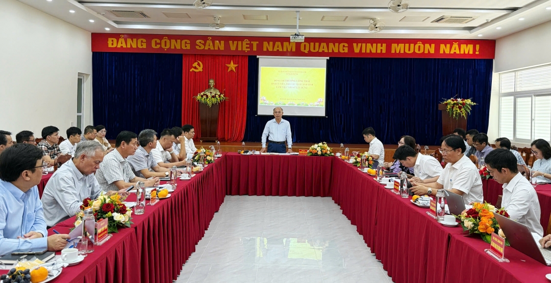 Phó Chủ tịch UBND tỉnh Trương Công Thái phát biểu chỉ đạo tại buổi làm việc với Sở Xây Dựng. Ảnh: Thanh Xuân