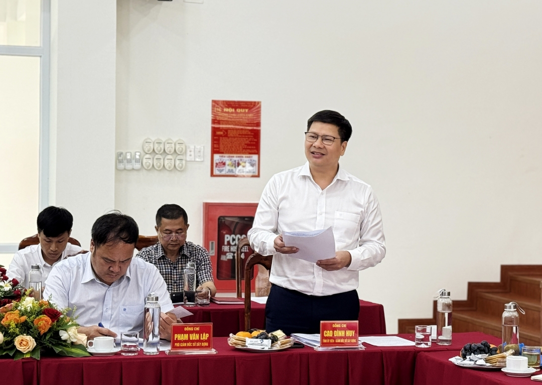 giám đốc Sở Xây dựng Cao Đình Huy báo cáo tình hình hoạt động của Sở Xây dựng. Ả: Thanh Xuân