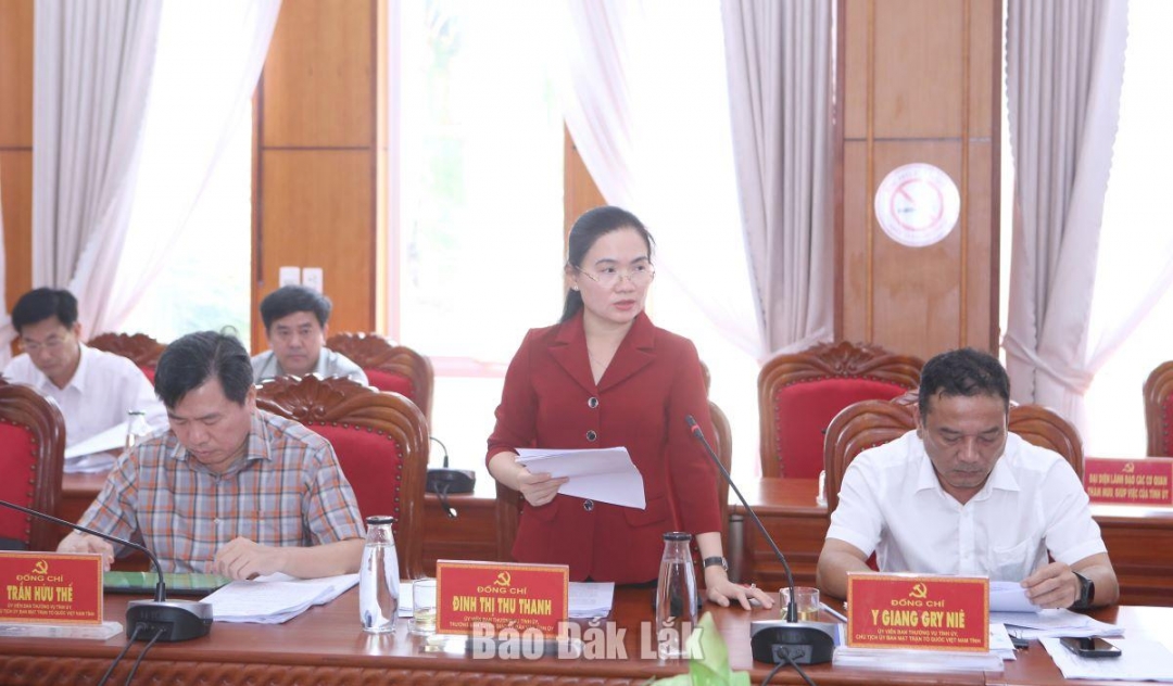 Ủy viên Ban Thường vụ Tỉnh ủy, Trưởng Ban Tuyên giáo và Dân vận Tỉnh ủy Đinh Thị Thu Thanh đại diện Tổ Biên tập Văn kiện Đại hội Đảng bộ tỉnh báo cáo tại hội nghị.
