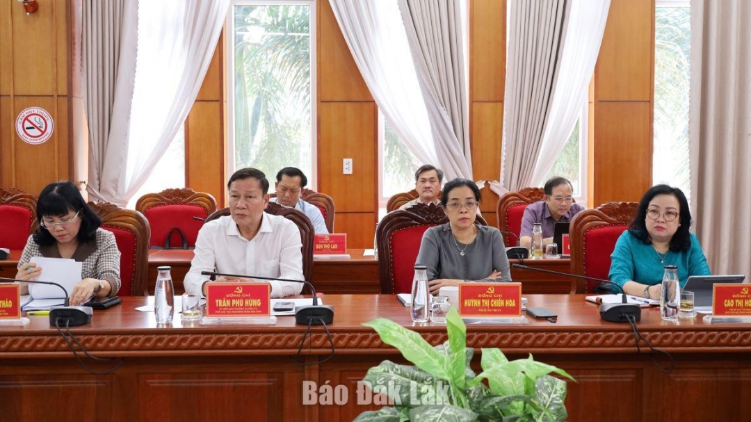 Các đồng chí Thường trực Tỉnh ủy, Ban Thường vụ Tỉnh ủy tham dự hội nghị.