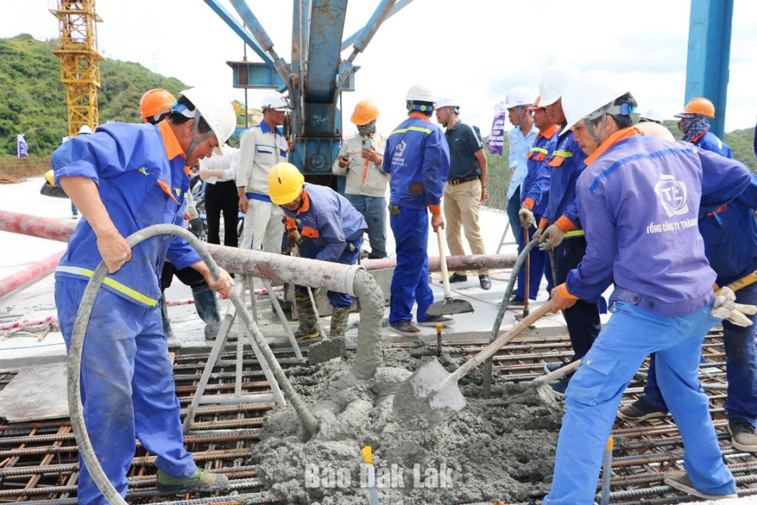 Các công nhân đổ bê tông nhịp cuối cùng để hợp long cầu Kỳ Lộ.