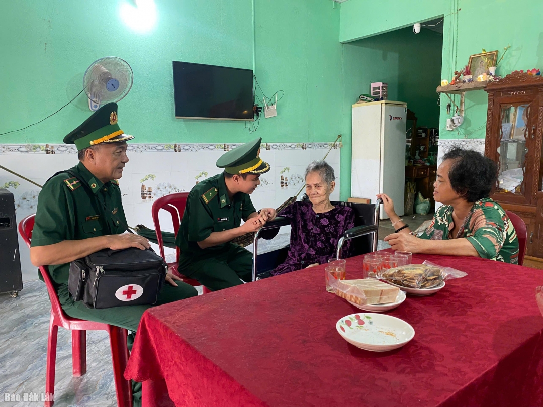 Cán bộ, chiến sĩ Đồn Biên phòng Ia Rvê đến thăm và tặng quà Mẹ Việt Nam Anh hùng Nguyễn Thị Xuân. 