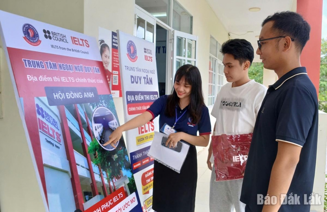 Thí sinh tham gia Kỳ thi cấp chứng chỉ tiếng Anh quốc tế IELTS tham khảo thông tin tại Trung tâm Ngoại ngữ Duy Tân trước khi bước vào phòng thi.