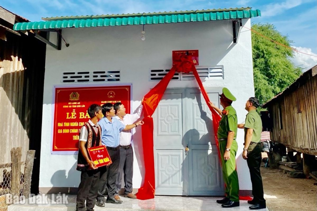 Một hộ dân ở xã Buôn Đôn có được căn nhà mới từ nguồn kinh phí Công an tỉnh Đắk Lắk hỗ trợ.