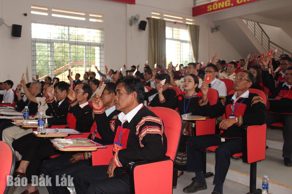 Các đại biểu biểu quyết thông qua các chỉ tiêu của đại hội.