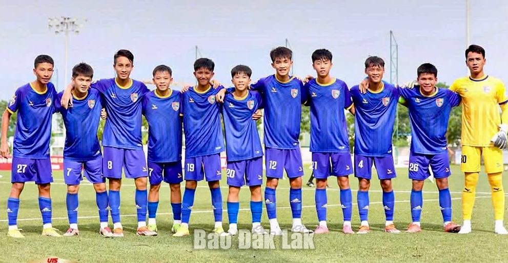 Các cầu thủ U15 Đắk Lắk xuất sắc giành quyền vào tứ kết.