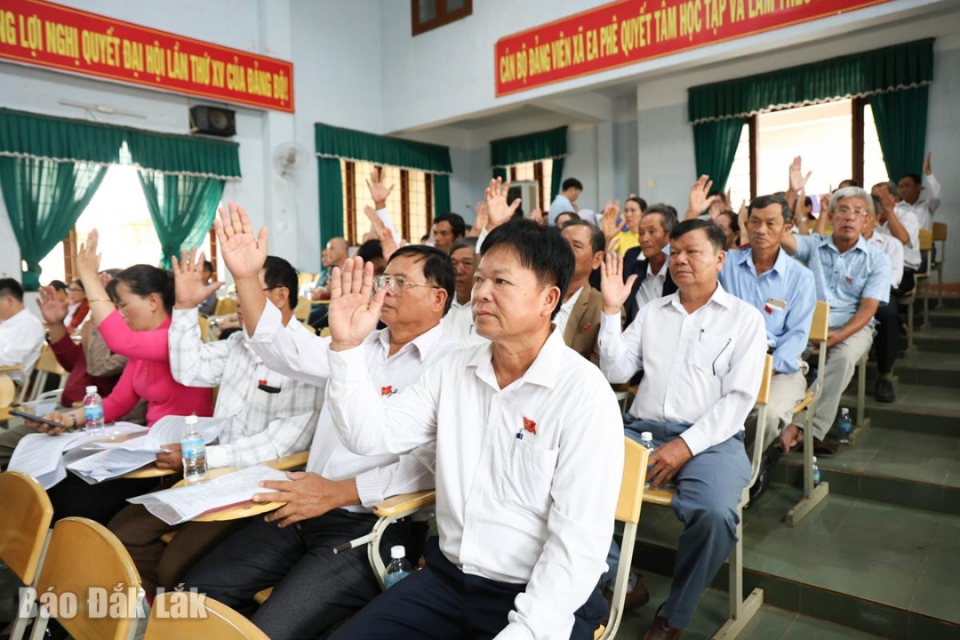 Đại biểu HĐND xã Ea Phê khóa IX biểu quyết thông qua các nội dung nghị quyết.
