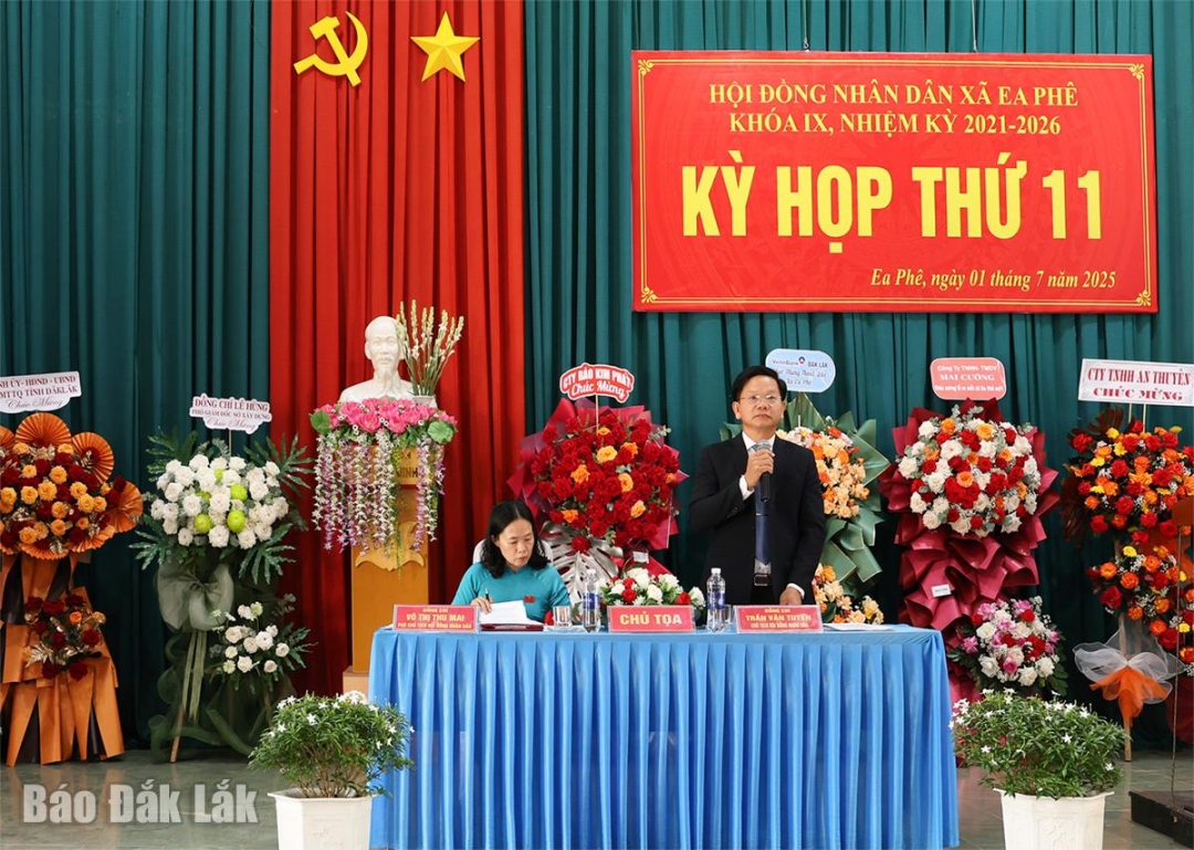 Chủ tọa điều hành kỳ họp.