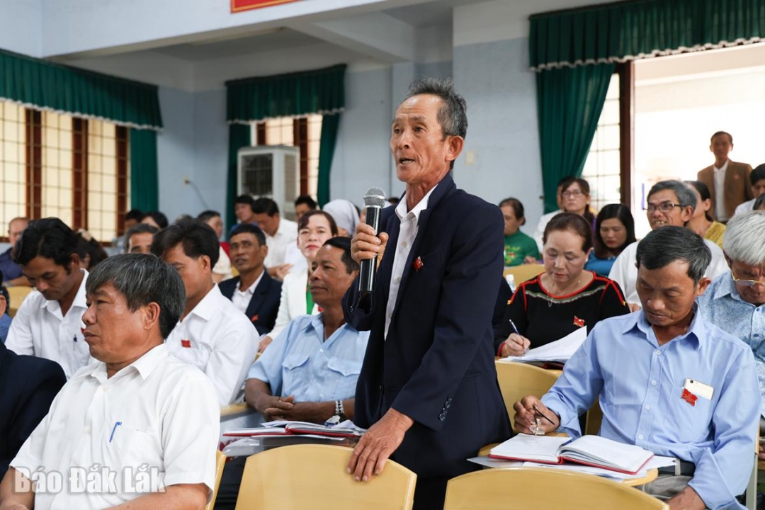 Đại biểu HĐND tham gia thảo luận tại kỳ họp.