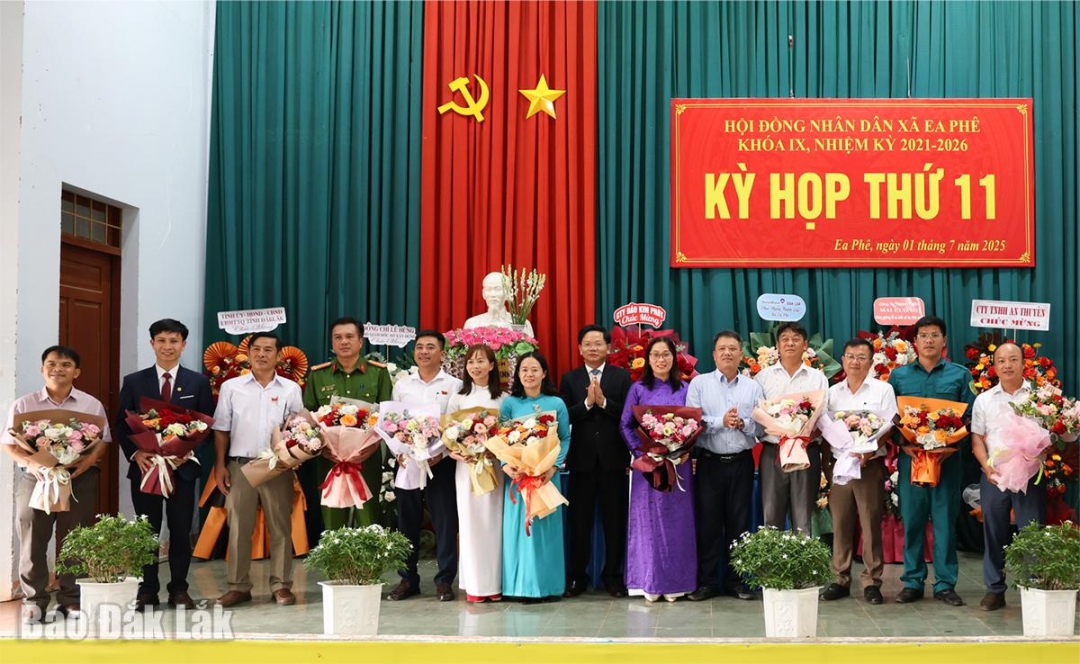 Nhân sự chủ chốt của HĐND, UBND xã Ea Phê ra mắt, nhận nhiệm vụ.