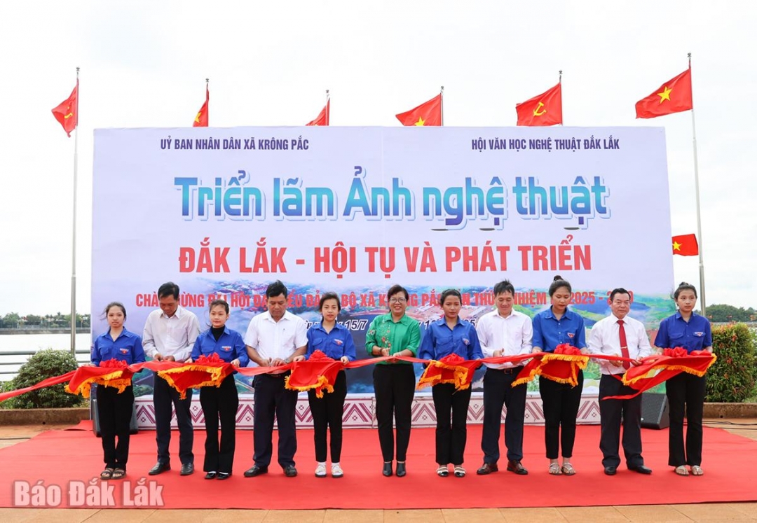 Ban tổ chức cắt băng khai mạc triển lãm ảnh.