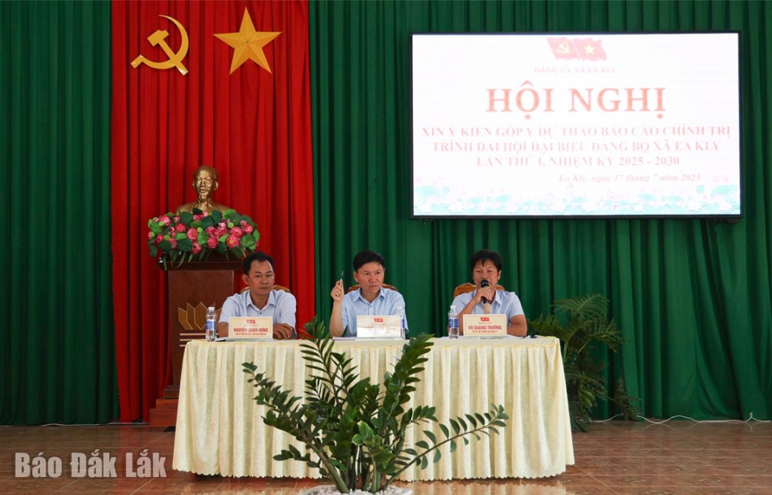 Thường trực Đảng ủy xã Ea Kly điều hành nội dung lấy ý kiến góp ý.